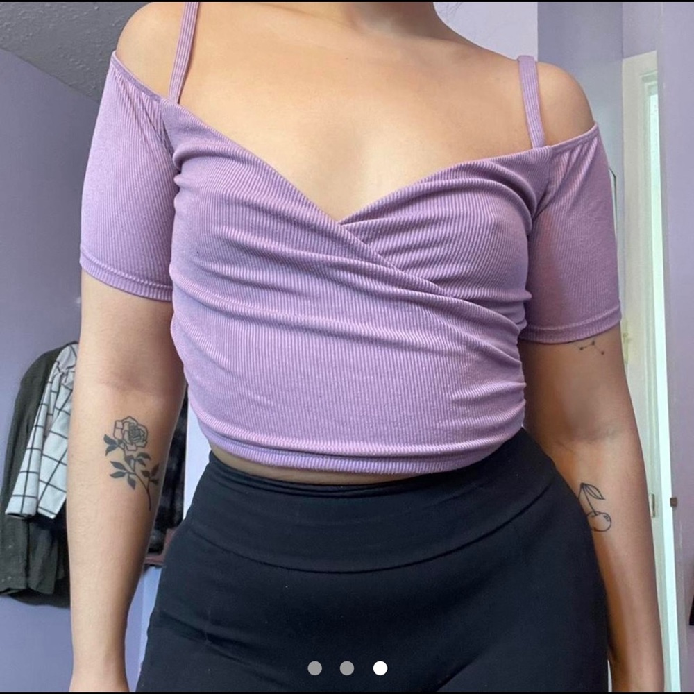 **SOLD** Lilac Cold Shoulder Top - Picture 6 of 7
